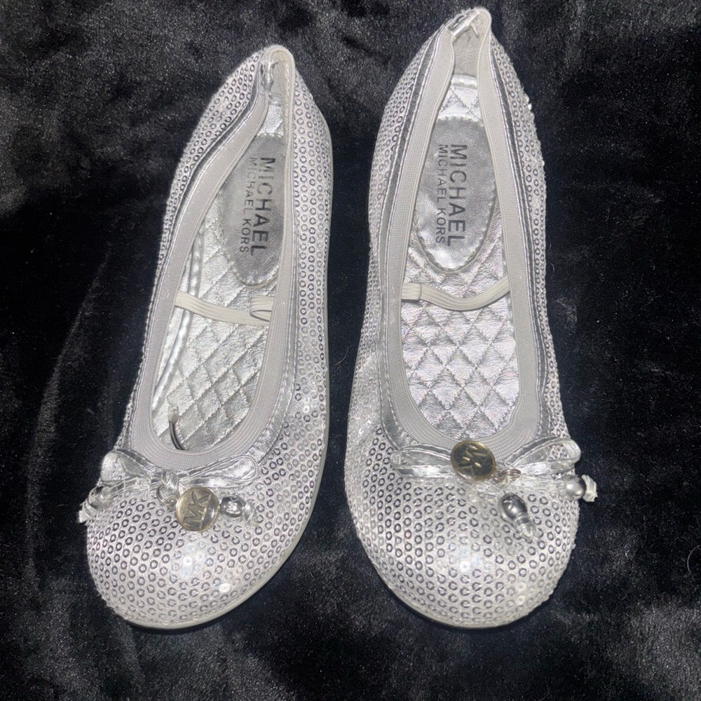 ✨ Michael Kors Girls’ Silver Sequin Ballet Flats – Size 2 ✨